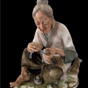 NAPCOWARE HAND PAINTED CERAMIC BAREFOOT OLDER WOMAN # C-4923 FIGURINE STATUE